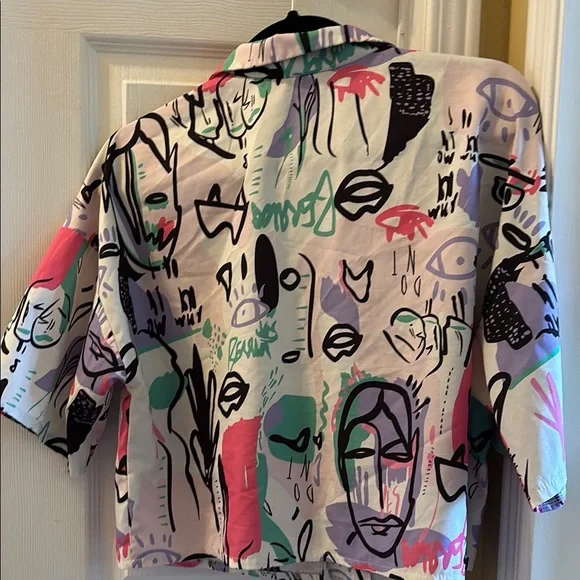 SHEIN Colorful Abstract Cropped Button Up - Picture 3 of 3